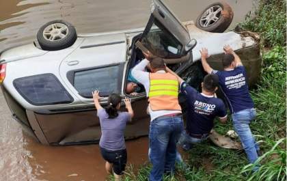 Carro cai em córrego após ser atingido por outro