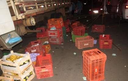 Motorista de 18 anos invade feira livre e quase atropela feirantes