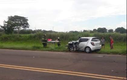 Colisão de carro com caminhão deixa dois feridos graves