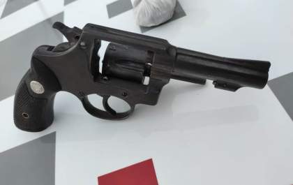 Polícia prende homem com maconha e descobre revólver em casa
