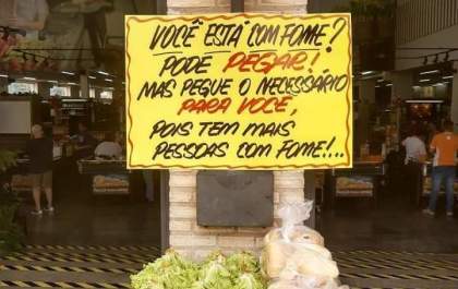 Supermercado de Araçatuba doa alimentos na frente do estabelecimento
