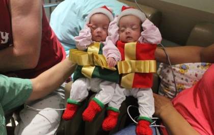 Bebês de UTI neonatal são vestidos de pacotinhos de presente para os pais