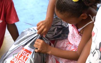Campanha ‘Nosso Natal Educa’ entrega kits escolares a crianças e adolescentes carentes