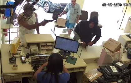 Policial à paisana reage e mata assaltante em agência dos Correios