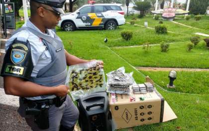 Manicure é presa com drogas escondidas em caixa de som