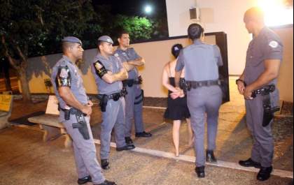 Jovem é preso com a mãe por tentar matar avô