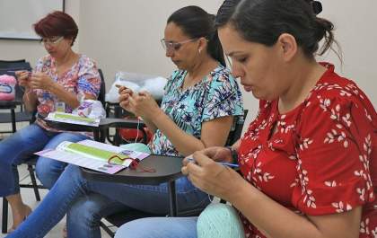 Voluntários se unem para fazer polvos de crochê para prematuros