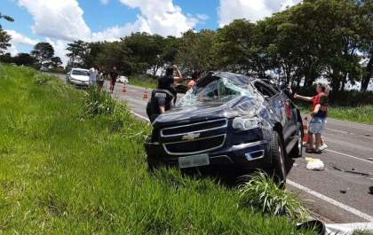 Capotamento deixa quatro feridos na Rodovia João Ribeiro de Barros