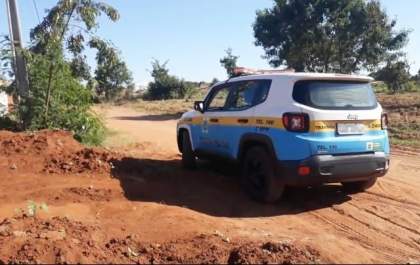 Homem sequestra a própria esposa de carro e a ameaça de morte