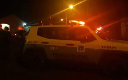 Homem apanha de populares após pular muros de casas na Vila Piloto