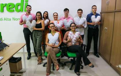 Colaboradores do Sicredi fazem almofadas do coração para pessoas com câncer de mama