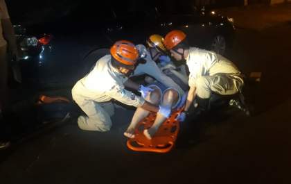 Motorista dá marcha ré e atropela motociclista no Centro de Três Lagoas