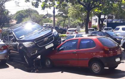Motorista passa mal ao volante e caminhonete para em cima de carro