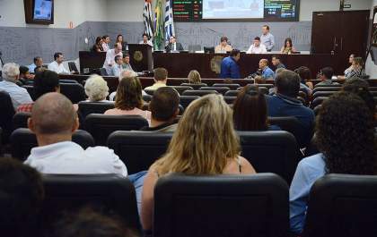 Câmara de Araçatuba exonera 14 servidores comissionados