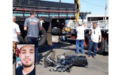 Entregador morre ao bater moto em caminhão