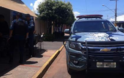 Jovem obrigada subir em moto de assaltante armado, cai e fica ferida