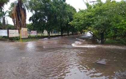 Chuva inunda rua de Araçatuba
