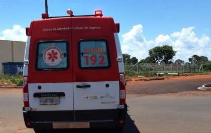 Motociclista fica ferido ao trombar em carros parados na Vila Piloto