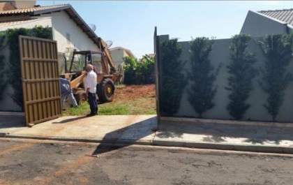 Veículos e funcionários públicos trabalham em casa de prefeito
