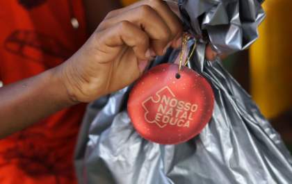 ‘Nosso Natal Educa’: entrega de kits escolares emociona crianças e pais carentes