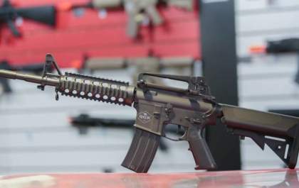 Ladrões exigem fuzil e fogem com arma de brinquedo
