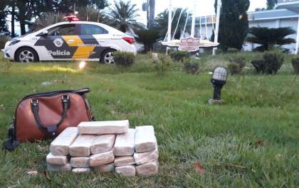 Jovem é presa transportando maconha dentro de bexigas