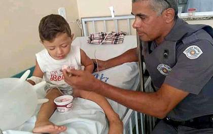 Policial Militar paga sorvete para criança e ela tem alta na UPA