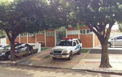Homem impede saída da esposa de casa e ameaça policiais