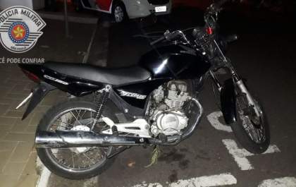 PM recupera moto furtada e detém dois jovens