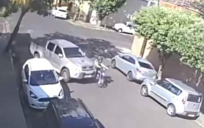 Motorista de Hilux causa acidente com motociclista grávida e foge