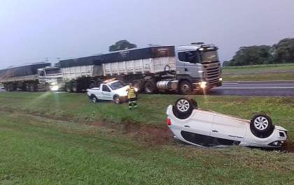 Motorista capota carro em rodovia após ser fechado por caminhão