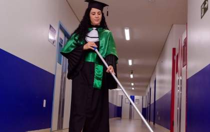 Zeladora conclui faculdade e mostra gratidão pelo trabalho em fotos inusitadas da formatura