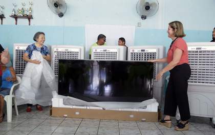 Tamiko entrega ao Centro Convivência do Idoso climatizadores e TV tela de cinema