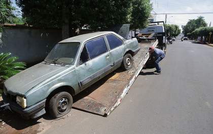 Fiscalização começa a recolher veículos abandonados em Andradina
