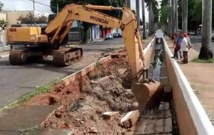 Prefeitura inicia recuperação de parede do valetão na João Arruda Brasil