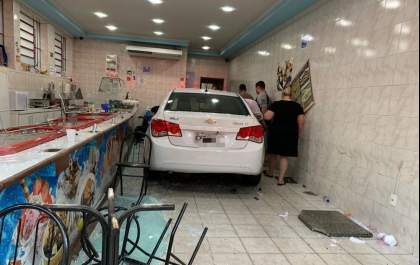 Carro invade sorveteria e deixa 7 feridos