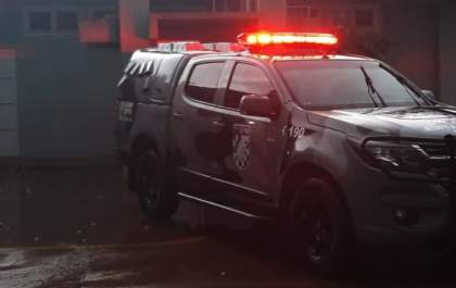 Assaltante ameaça mulher com faca, rouba moto, cai e é detido por populares&nbsp;
