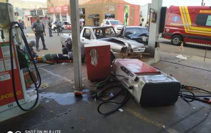 <p>Carros batem e entram dentro de posto de combustíveis em Andradina</p>