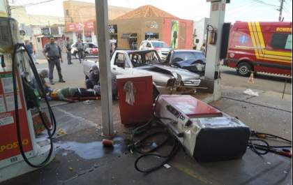 Colisão entre 3 veículos derruba bomba em posto de combustível