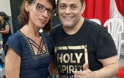 Clique do leitor: Daniele Santana posa ao lado do cantor Robinson Monteiro