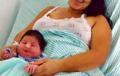 Bebê “fofão” nasce com quase 5kg e vira atração na maternidade