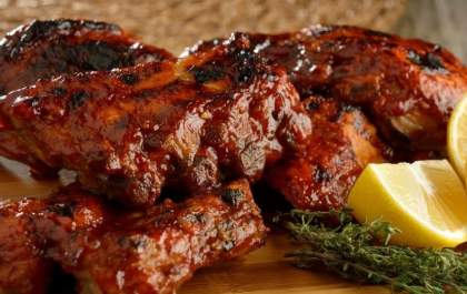 Costelinha de porco com barbecue é sucesso entre clientes e chefes de cozinha. Confira!