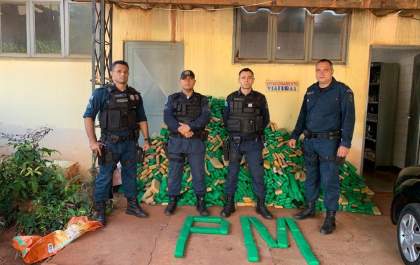PM apreende caminhonete carregada com quase 1 tonelada de maconha