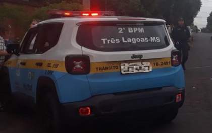 Filho grita que a comida está fria, quebra o prato no chão e lança cadeiras contra a mãe de 88 anos