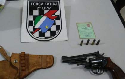 Preso homem que agredia e ameaçava esposa de morte com revólver