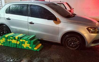 Suspeito abandona carro com mais de 100 tabletes de maconha