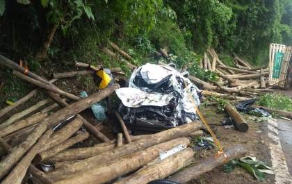 Caminhão carregado com toras tomba e deixa 2 mortos na Rondon