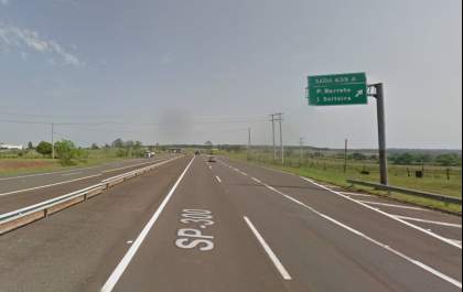 Caminhão tomba e interdita trecho da Rondon em Andradina