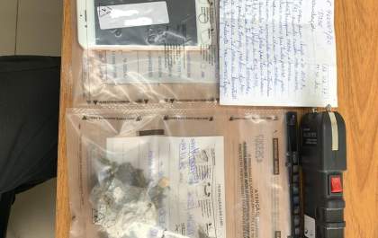 GOE apreende maconha e máquina de choque com casal em condomínio