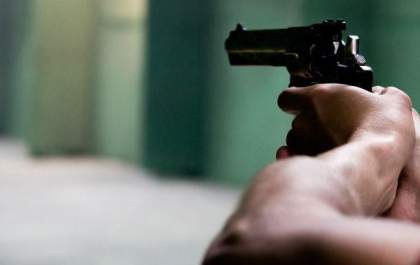 Homem nega dinheiro, e irmão aponta revólver: “Se encontrar na rua eu te mato